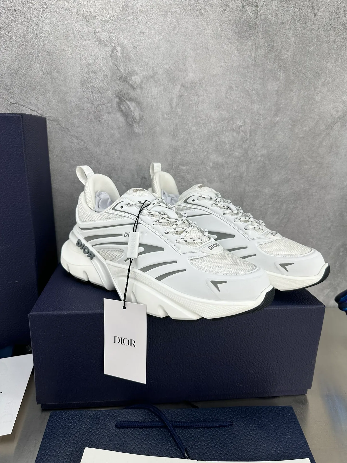 👟👟Ex-factory price 680👟👟 Dior B44 Blade sneakers for couples, a one-to-one replica of the original version. Embellishing the lifestyle capsule collection designed by lewishamilton, the dior B44 Blade sneaker is characterized by 2000s-inspired curves and a strong sense of volume. Promising a sporty yet retro-futuristic feel, they come in microfiber and canvas inlays and are embellished with the 'Dior' signature. These unique pieces, embellished with blades, capture the twisted beauty of the running world. The B44 Blade sneaker features a generous, voluminous silhouette inspired by the 2000s. Made from technical mesh, the upper features tonal technical fabric panels and features contrasting blade inserts on the sole for a running element. The Dior logo is featured on the upper, heel and sides. Two-tone laces and supportive socks accentuate its sporty aesthetic, giving the sneaker an ultra-modern edge to elevate its casual look. Couple size: 35-40, male 39-45
